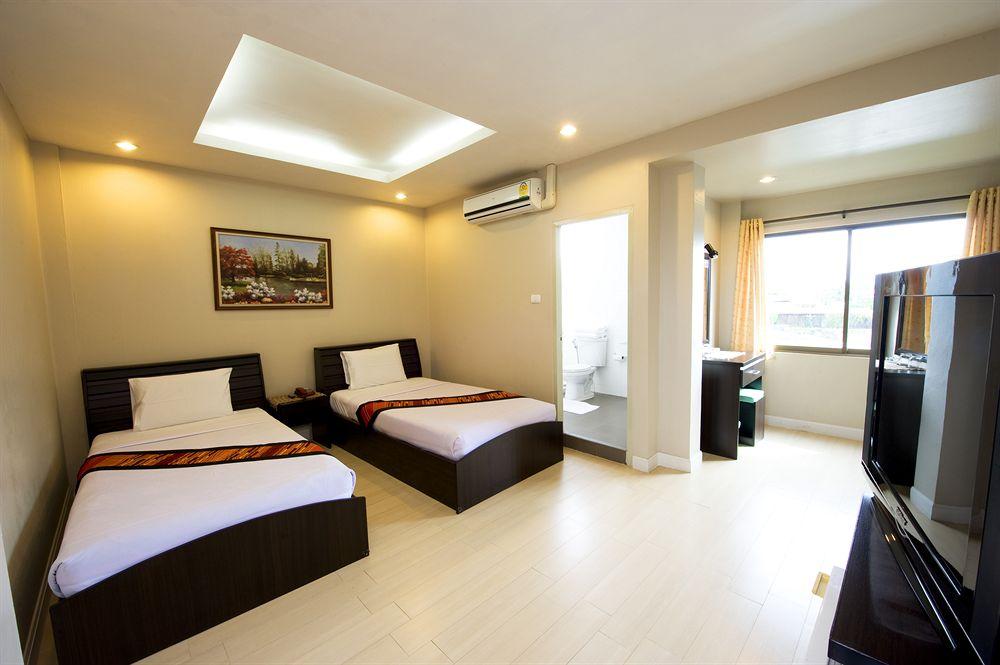 Super Oyo 1096 Winner Inn Hotel Chiang Mai Esterno foto
