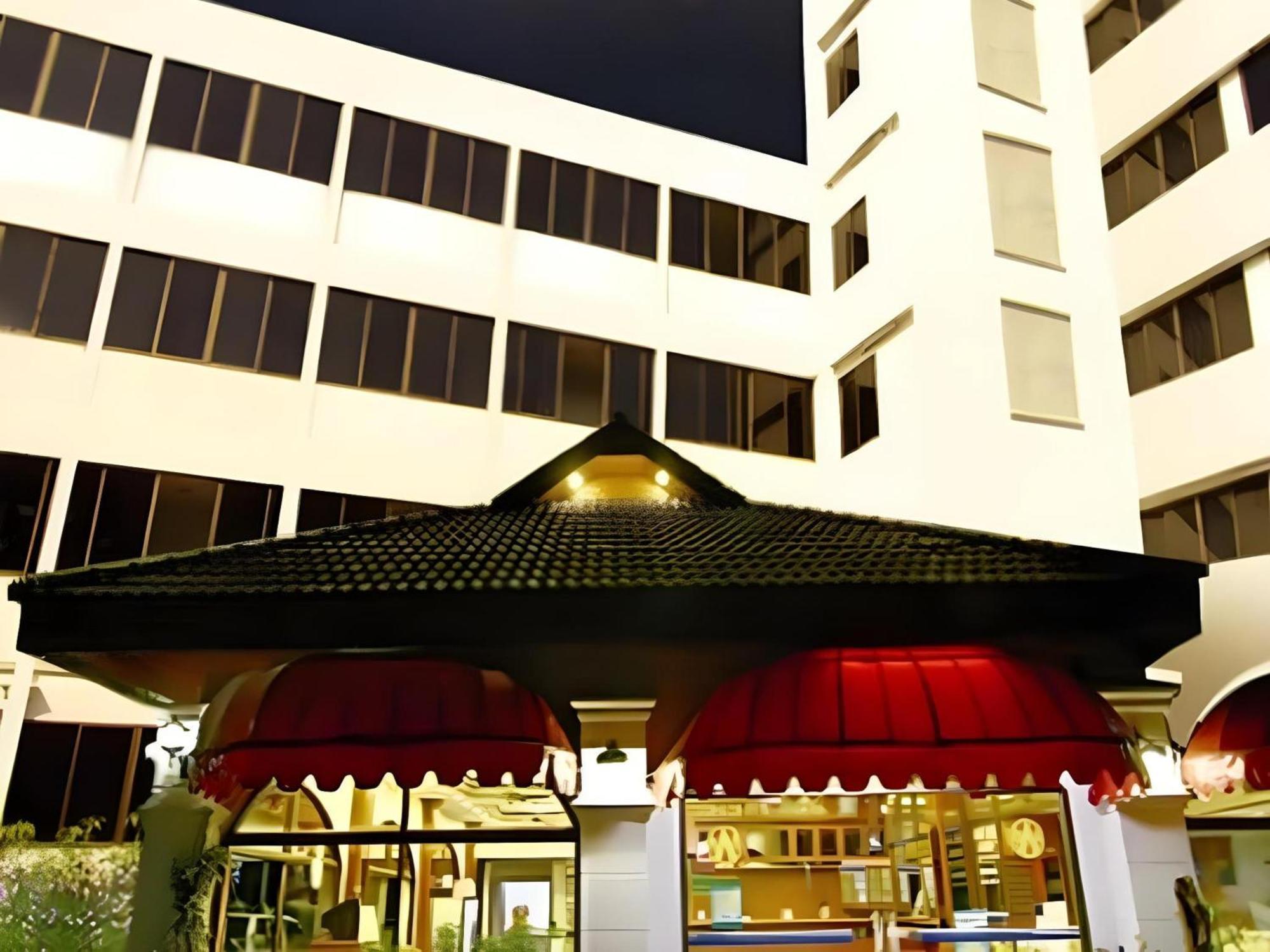 Super Oyo 1096 Winner Inn Hotel Chiang Mai Esterno foto