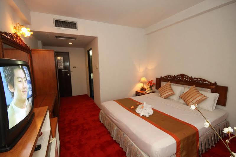 Super Oyo 1096 Winner Inn Hotel Chiang Mai Esterno foto